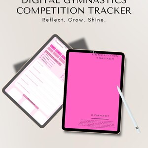 Peut inclure: Deux tablettes numériques affichant un suivi de compétition de gymnastique. Le texte "DIGITAL GYMNASTICS COMPETITION TRACKER" est en haut. Une tablette montre un formulaire de compétition rose et blanc détaillé. L'autre tablette a un écran rose avec les mots "COMPETITION TRACKER" et "GYMNAST".