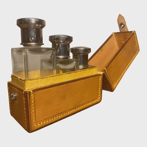 Set di flaconi di profumo di inizio XX secolo con custodia in pelle - Set da 4 pezzi