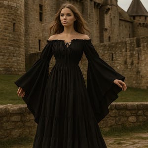 Puede incluir: Un vestido negro con hombros descubiertos y mangas largas acampanadas. El vestido tiene una falda escalonada y un detalle de lazo en el escote. El fondo presenta un castillo de piedra y un cielo nublado.