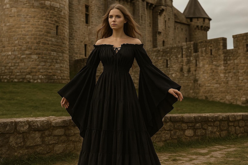 Puede incluir: Un vestido negro con hombros descubiertos y mangas largas acampanadas. El vestido tiene una falda escalonada y un detalle de lazo en el escote. El fondo presenta un castillo de piedra y un cielo nublado.