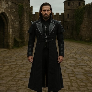 Puede incluir: Una persona con un abrigo largo negro con detalles de cuero, de pie frente a un castillo de piedra. El abrigo presenta un cuello alto, detalles en los hombros y varias hebillas. Las mangas son largas y ajustadas.