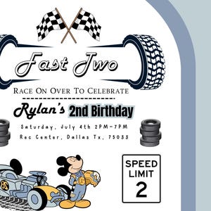 Può includere: Un invito di compleanno a tema auto da corsa. Il design include un'auto da corsa dei cartoni animati, Topolino, bandiere a scacchi e grafiche di pneumatici. Il testo recita "Fast Two" e "2° compleanno di Rylan". L'invito include anche la data, l'ora e il luogo.