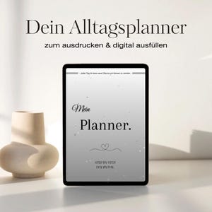 Könnte beinhalten: Ein digitales Tablet, das eine Planer-Oberfläche mit dem Text "Mein Planner" anzeigt. Über dem Tablet steht der Text "Dein Alltagsplanner" und "zum ausdrucken & digital ausfüllen." Auf der linken Seite befindet sich eine dekorative Vase.