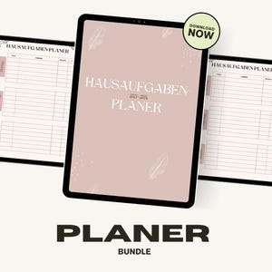 Puede incluir: Un paquete de planificadores digitales que se muestra en tres tabletas. La tableta central presenta el texto "HAUSAUFGABEN 2025-2026 PLANER" en un tono rosa suave, con ilustraciones de plumas. La palabra "PLANER" también se muestra en la parte inferior.