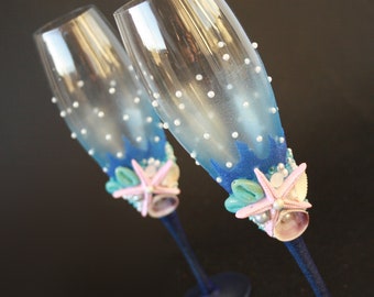 Blue Beach Wedding Glasses Starfish Champagne Flutes Personalized Mr and Mrs, hand-painted set of 2