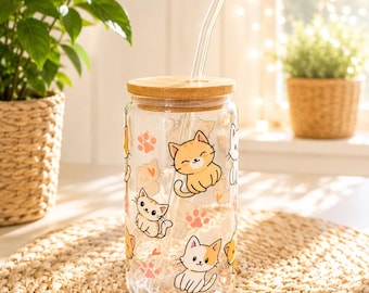 竹製の蓋とガラス製のストローが付いた夏のグラス – 猫のお気に入り