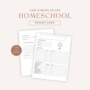 Op de afbeelding: Twee witte rapportkaartsjablonen voor thuisonderwijs met de tekst "EASY & READY TO USE HOMESCHOOL REPORT CARD". Eén rapportkaart heeft een wereldbolafbeelding. De rapportkaarten zijn voor elke klas.