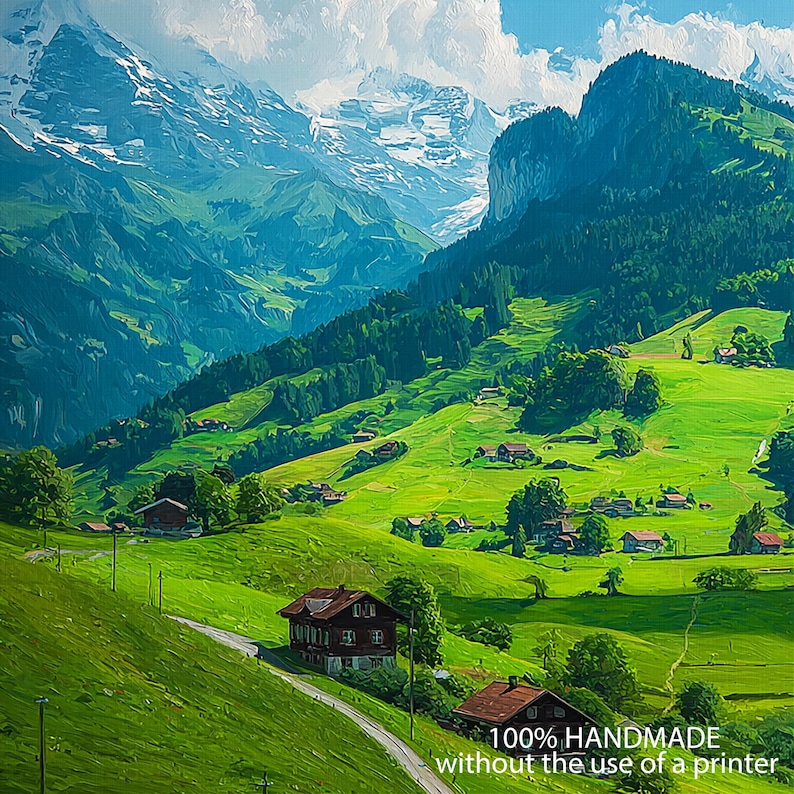 Puede incluir: Una vibrante pintura de paisaje representa un exuberante valle verde salpicado de casas, caminos sinuosos y densos bosques. Imponentes monta&ntilde;as cubiertas de nieve y un cielo azul brillante forman el tel&oacute;n de fondo. El texto en la parte inferior dice "100% HANDMADE sin el uso de una impresora."