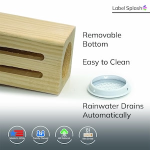 Puede incluir: Un bloque de madera de color claro con una base extra&iacute;ble y un inserto blanco perforado. El texto de la imagen dice "Base extra&iacute;ble", "F&aacute;cil de limpiar" y "El agua de lluvia drena autom&aacute;ticamente."