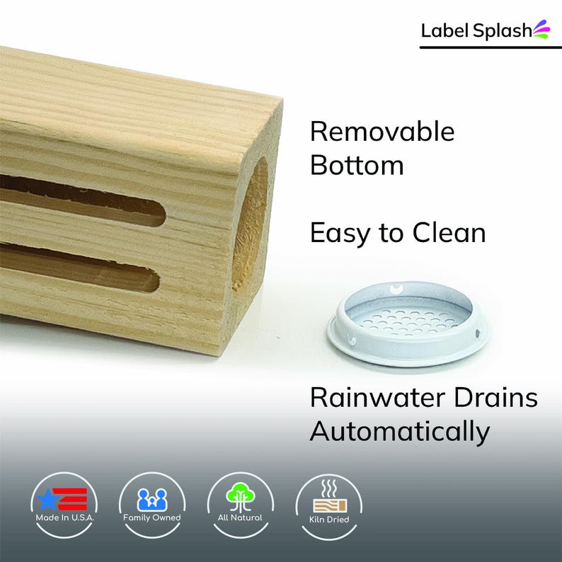 Puede incluir: Un bloque de madera de color claro con una base extra&iacute;ble y un inserto blanco perforado. El texto de la imagen dice "Base extra&iacute;ble", "F&aacute;cil de limpiar" y "El agua de lluvia drena autom&aacute;ticamente."