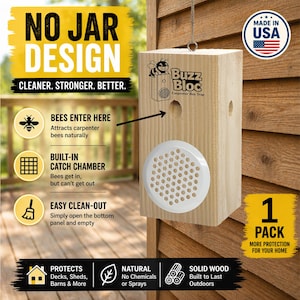 Könnte beinhalten: Eine hölzerne Buzz Bloc Carpenter Bee Trap, die im Freien hängt. Die Falle hat einen weißen, kreisförmigen Eingang und den Text "Buzz Bloc Carpenter Bee Trap". Zusätzlicher Text enthält "No Jar Design" und "Made in USA".