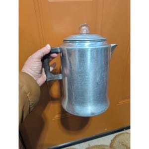 Cafeteira percoladora vintage Comet de alumínio para 12 xícaras, completa com alça de baquelite.