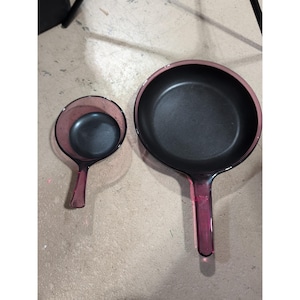 Könnte beinhalten: Rustikales Holzschild mit dem Text "Welcome to our home" in weißer Schrift. Das Schild hat eine Used-Optik und ein schlichtes, einladendes Design, ideal für den Eingangsbereich.