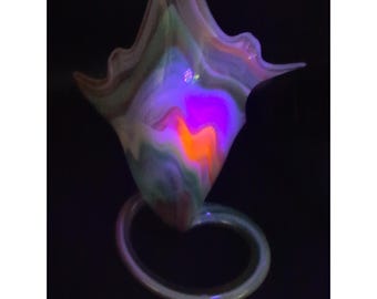 Vaso Sooner in vetro artistico soffiato a mano, con base a spirale e effetto arcobaleno, altezza 26,7 cm, larghezza 17,8 cm.