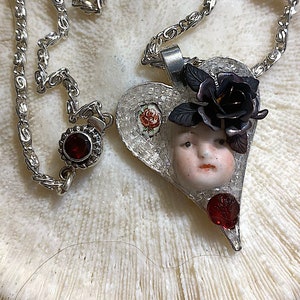 Vintage "My Funny Valentine" porslinshänge med ansikte och hjärta, cabochoner, strass och glaspärlor bild 1
