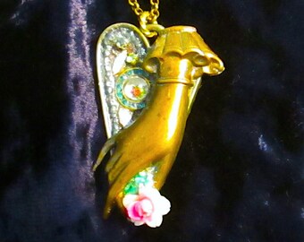 Hjärthänge "Handling You Flowers" Mässingshand med celluloidblomma, vintage glaspärlor, stjärnboll och emaljcabochoner i mosaik