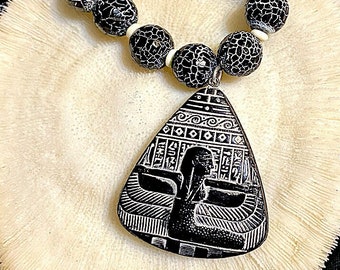Sällsynt svart faraohänge med krämfärgade detaljer i kombination med krackelerad onyxpärla och sterlingsilverlås, egyptisk revival, F-03)