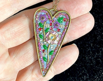 Vintage hjärthänge med strass-emaljerad cabochon och glaspärlor
