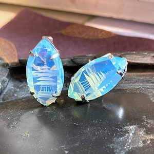 1 para zabytkowych spinek do mankietów Intaglio, odwrócone rzeźbione opalowe niebieskie szklane pagody. Piękny stan. zdjęcie 2