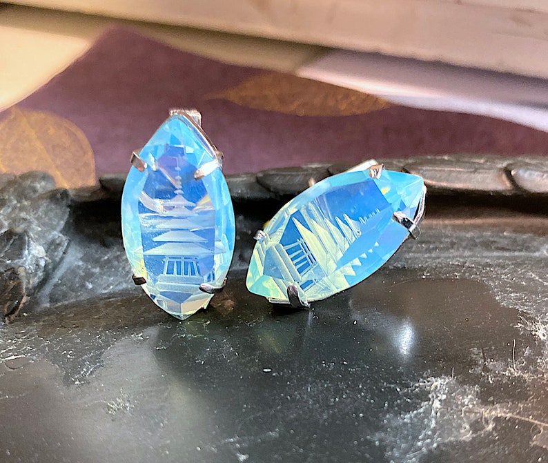 1 para zabytkowych spinek do mankietów Intaglio, odwrócone rzeźbione opalowe niebieskie szklane pagody. Piękny stan. zdjęcie 2