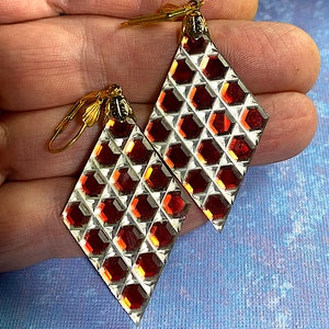 Vintage återvunna snidade rubinröda och spegelglasglitterformade diamantformade cabochoner med örhängen i mässing, Art Deco 2D-14