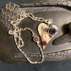 Vintage "My Funny Valentine" porslinshänge med ansikte och hjärta, cabochoner, strass och glaspärlor bild 2