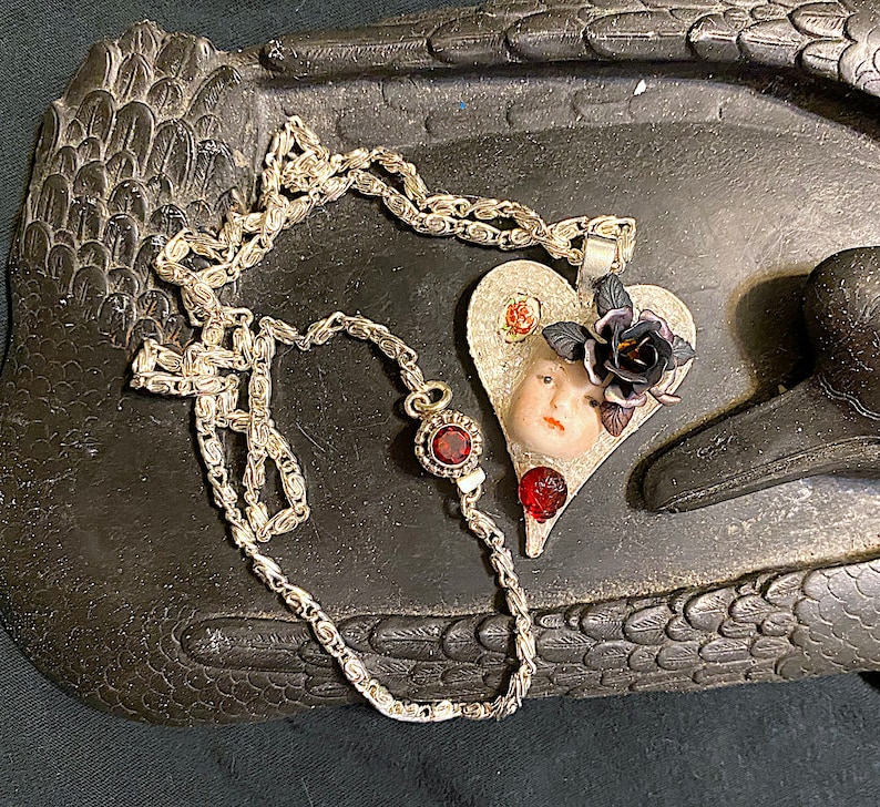 Vintage "My Funny Valentine" porslinshänge med ansikte och hjärta, cabochoner, strass och glaspärlor bild 2