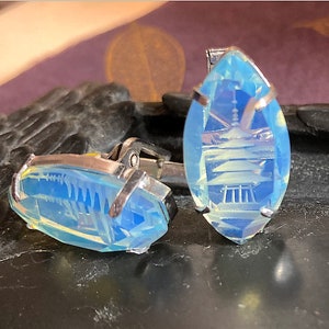 1 para zabytkowych spinek do mankietów Intaglio, odwrócone rzeźbione opalowe niebieskie szklane pagody. Piękny stan. zdjęcie 1