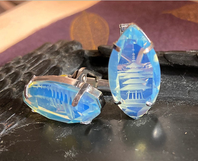 1 para zabytkowych spinek do mankietów Intaglio, odwrócone rzeźbione opalowe niebieskie szklane pagody. Piękny stan. zdjęcie 1