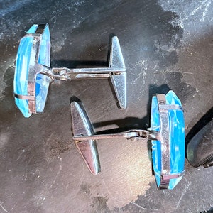 1 para zabytkowych spinek do mankietów Intaglio, odwrócone rzeźbione opalowe niebieskie szklane pagody. Piękny stan. zdjęcie 3