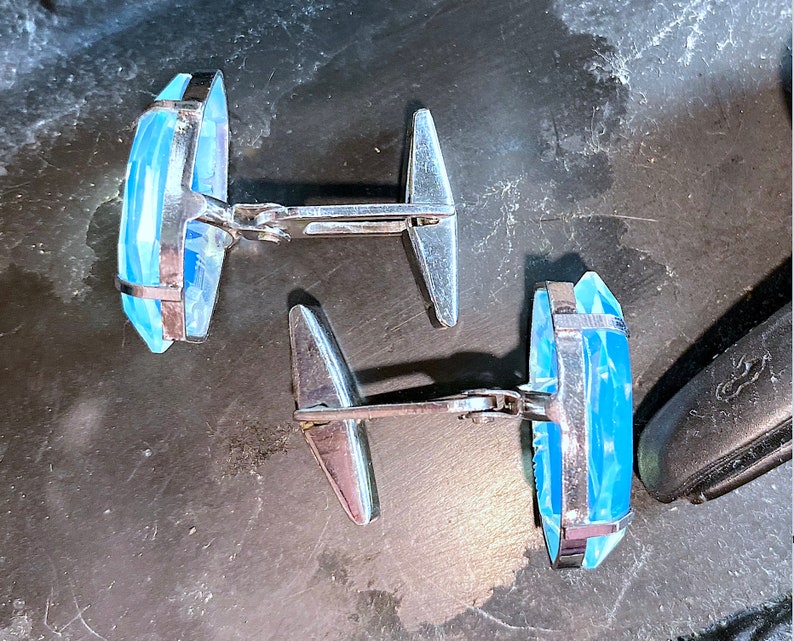 1 para zabytkowych spinek do mankietów Intaglio, odwrócone rzeźbione opalowe niebieskie szklane pagody. Piękny stan. zdjęcie 3