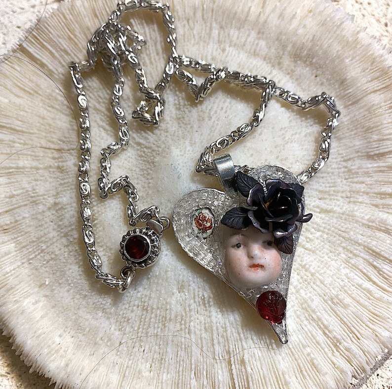 Vintage "My Funny Valentine" porslinshänge med ansikte och hjärta, cabochoner, strass och glaspärlor bild 1