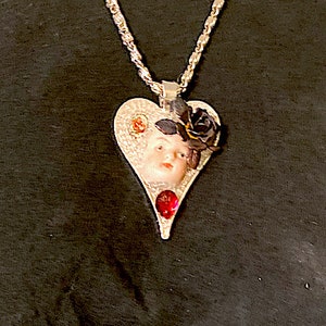 Vintage "My Funny Valentine" porslinshänge med ansikte och hjärta, cabochoner, strass och glaspärlor bild 4