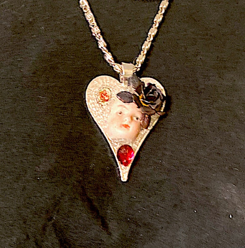 Vintage "My Funny Valentine" porslinshänge med ansikte och hjärta, cabochoner, strass och glaspärlor bild 4