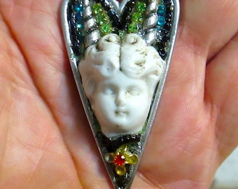 Vintage porslinshänge med ansikte och hjärta, cabochoner, strass och glaspärlor