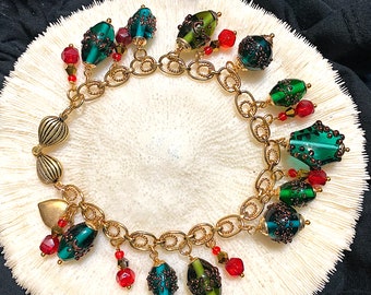 Pulsera con dijes de cuentas de vidrio verde, rojo y dorado hecha a mano con cierre de oro vermeil