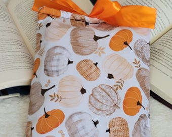 Sweter z nadrukiem Weather Reads Book Sleeve – ręcznie robiony woreczek na książkę z nadrukiem dyni | Jesienny prezent dla czytelników | Przytulny dodatek do książek dla kobiet
