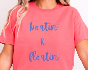 Camiseta gráfica Boatin’ & Floatin’: Camiseta divertida de la vida en el lago