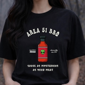 Camiseta con estampado de salsa barbacoa "Mystery Meat Area 51", salsa alienígena, tan misteriosa como tu carne, humor Weirdcore, regalo para él o ella, camiseta desquiciada.
