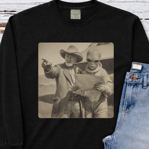 Camiseta de manga larga Cowboy Alien Directions Comfort Colors: Camiseta retro de humor de ciencia ficción del oeste