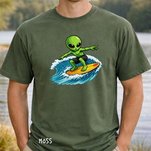 Surfing Alien Shirt Funny UFO Beach Tee Summer Vibes Graphic Space Surfer Design Cute Sci Fi Humor Gift Ocean Wave Aesthetic Tee