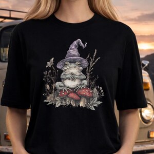 Vintage Frosch-Zauberer-T-Shirt: Comfort Colors Verspieltes Goblincore-T-Shirt, skurriles Tier-T-Shirt Bild 1