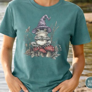 Vintage Frosch-Zauberer-T-Shirt: Comfort Colors Verspieltes Goblincore-T-Shirt, skurriles Tier-T-Shirt Bild 2