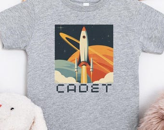 Camiseta infantil retro con cohete: Camiseta de aventura de cadete espacial – Camiseta infantil con estampado científico.