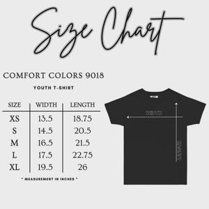 K&ouml;nnte beinhalten: Ein schwarzes Jugend-T-Shirt mit einer Gr&ouml;&szlig;entabelle. Die Tabelle listet die Gr&ouml;&szlig;en XS bis XL mit den entsprechenden Breiten- und L&auml;ngenma&szlig;en in Zoll auf. Der Text "Size Chart" steht oben, und "Comfort Colors 9018" ist ebenfalls sichtbar.
