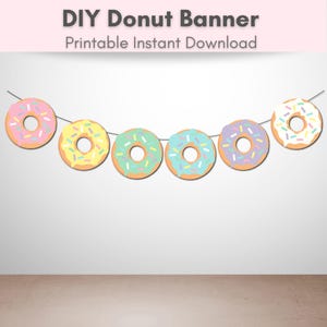 Może przedstawiać: DIY Donut Banner Printable Instant Download przedstawiający sześć okrągłych wycinanek w kształcie pączków zawieszonych na sznurku. Pączki są w kolorach pastelowego różu, żółci, miętowej zieleni, błękitu, lawendy i bieli, ozdobione kolorową posypką.