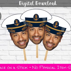 Może przedstawiać: Trzy wydrukowane wycięcia twarzy na patykach, przedstawiające mężczyznę w niebiesko-białej czapce marynarskiej z motywem kotwicy. Wycięcia są idealne na imprezę lub wydarzenie w stylu marynistycznym.