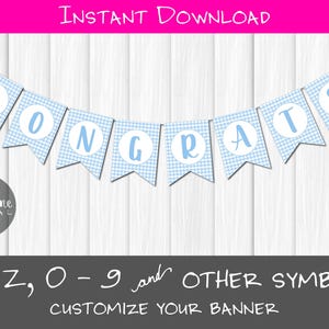 Può includere: Uno striscione con la scritta "CONGRATS" in lettere azzurre su un motivo a quadretti blu e bianco. Lo striscione è infilato su un filo sottile. Le parole "INSTANT DOWNLOAD" sono in alto. Il testo "A-Z, 0-9 e ALTRI SIMBOLI PERSONALIZZA IL TUO BANNER" è in basso.