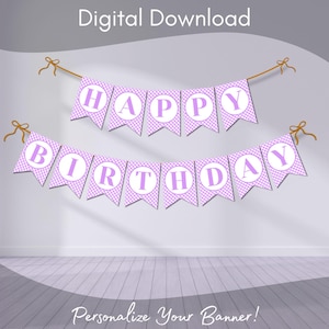 Può includere: Uno striscione scaricabile digitalmente con la scritta "Happy Birthday". Lo striscione è composto da bandiere a scacchi viola chiaro e bianche con cerchi bianchi contenenti lettere viola. Il testo "Personalize Your Banner!" è in basso.