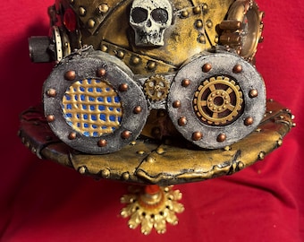 Sombrero Steampunk del Sombrerero Loco con gafas, engranajes, cartas y detalles de calavera gótica.